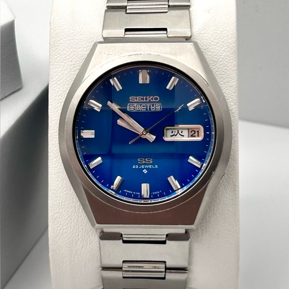 Vintage 1975 Seiko 5 Actus SS, automatic 42mm size case, 6.5in size wrist